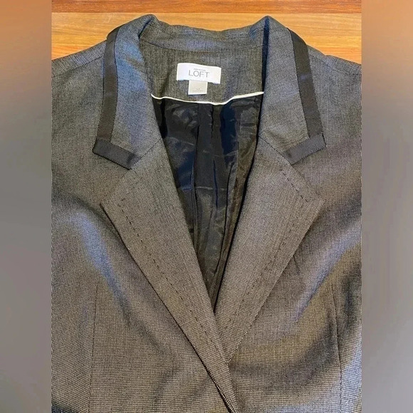 LOFT Black Pleated-Back Blazer with Overstitch & Ribbon Detail, size 10 - Picture 4 of 8